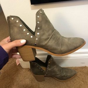 NWOT✨ Report Fergus Chop Out Ankle Boot
